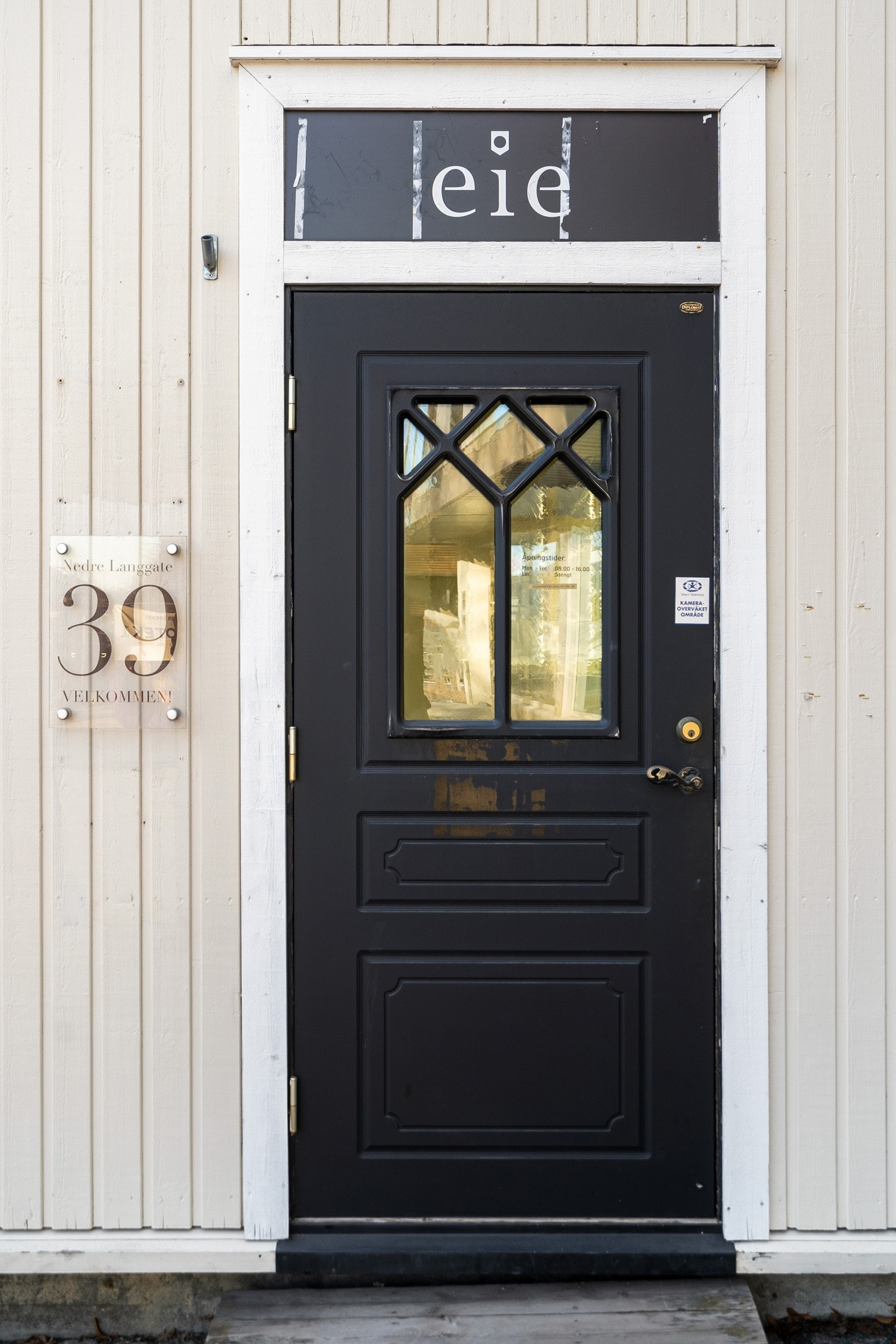 Inngangsdør øst Galleribilde
