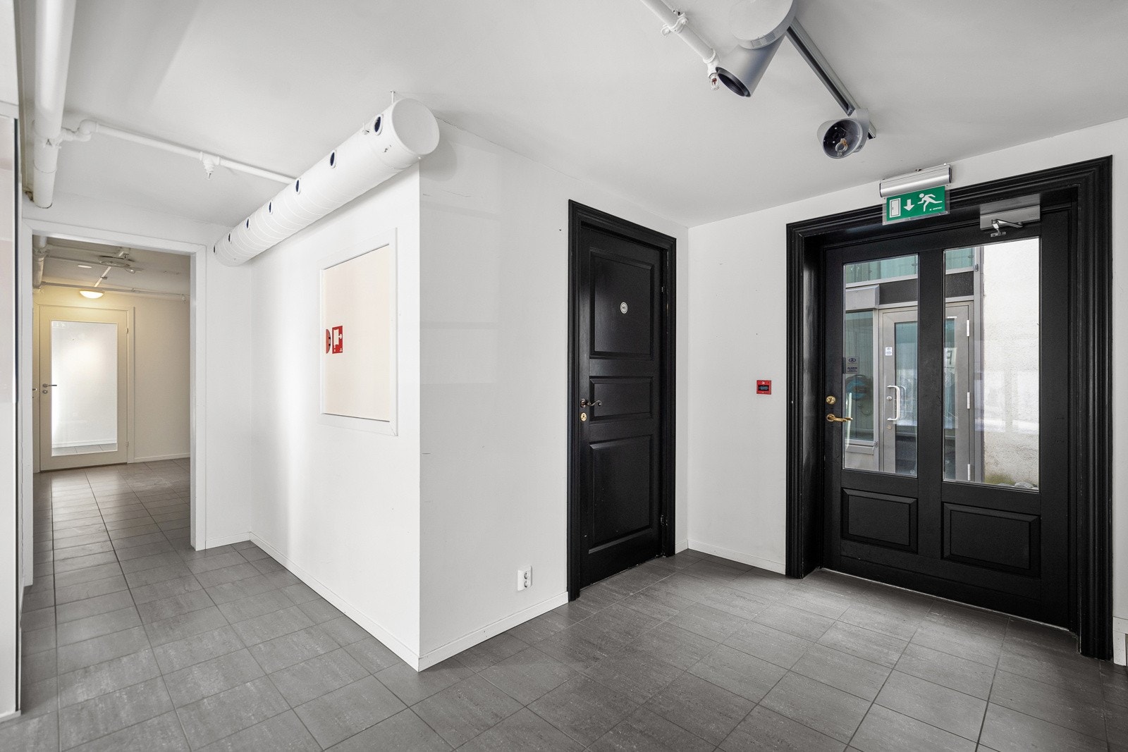 Inngangsparti ved bakgård Galleribilde