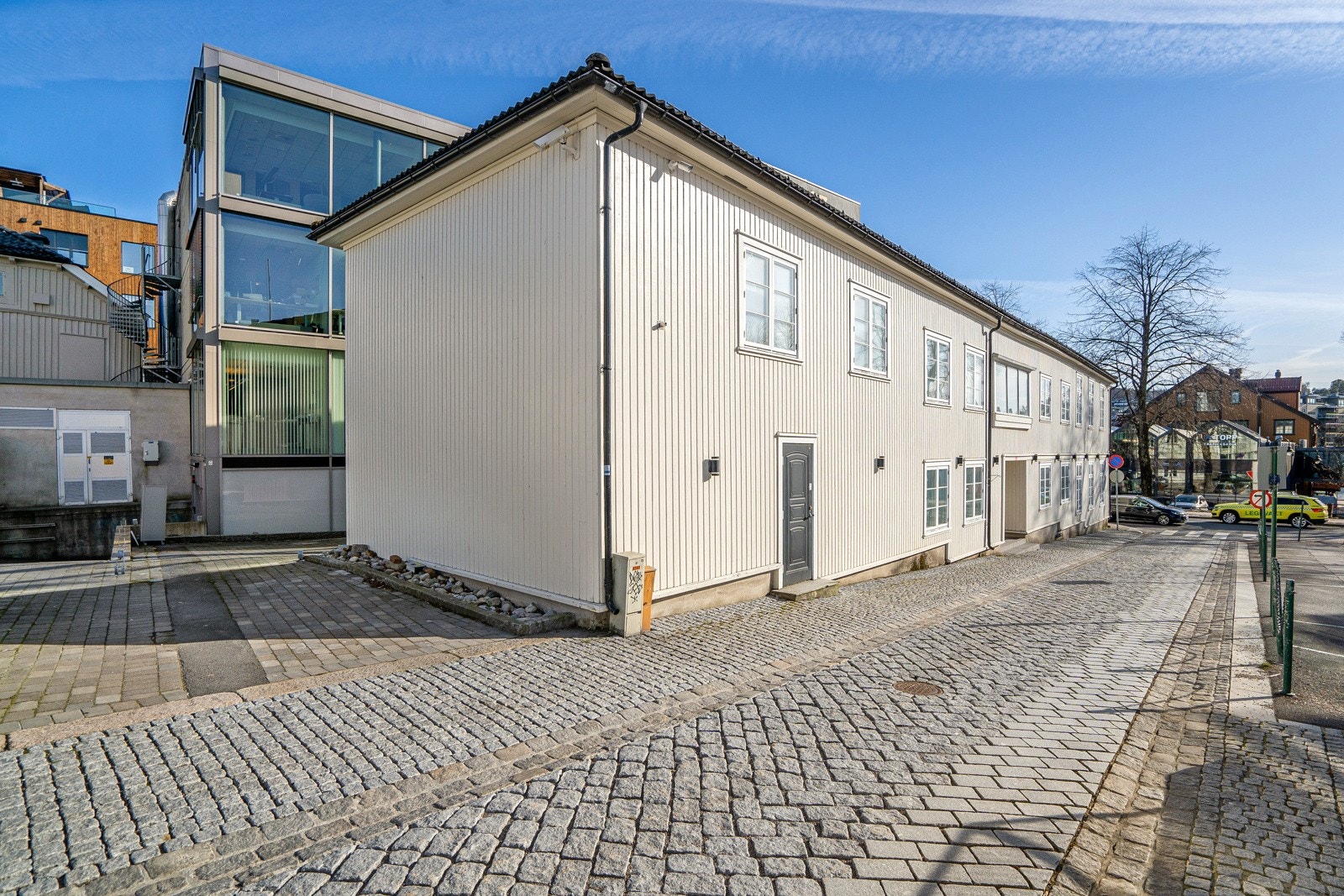 Hele gata har de siste årene vært gjenstand for stor oppgradering. I dag fremstår hele gata som en idyllisk, trang, gammel klassisk bygate med brostein og gamle gatelamper i nydelig smijern. Galleribilde