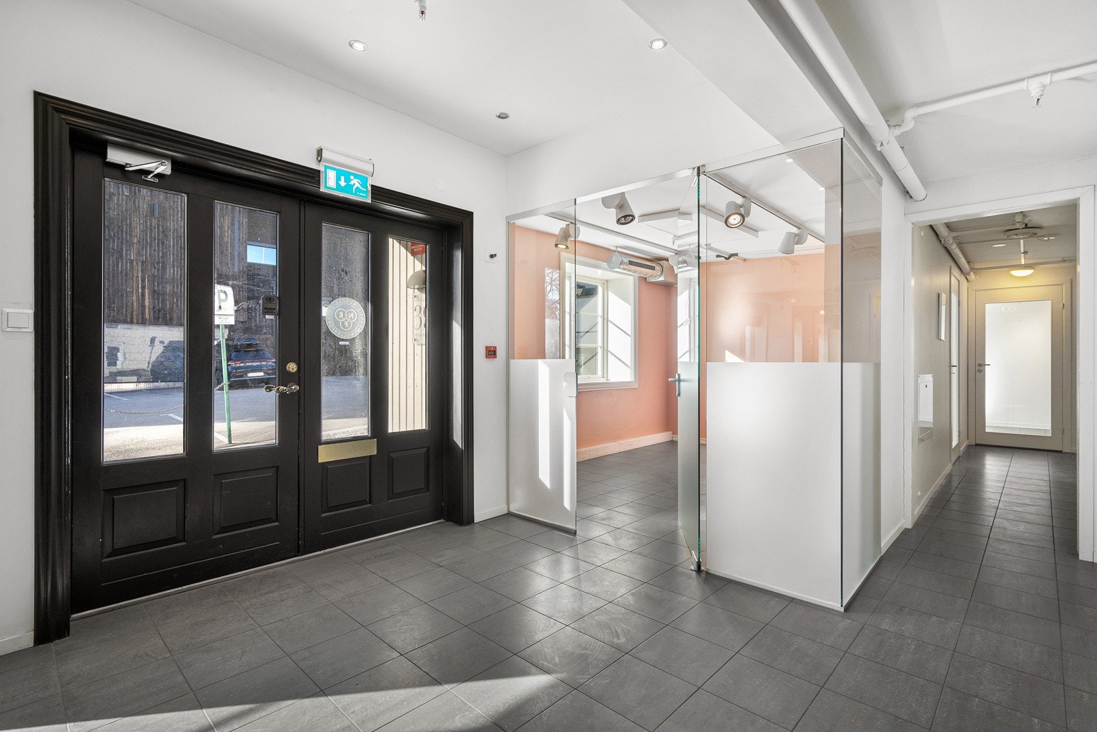 Inngangsparti mot vest Galleribilde