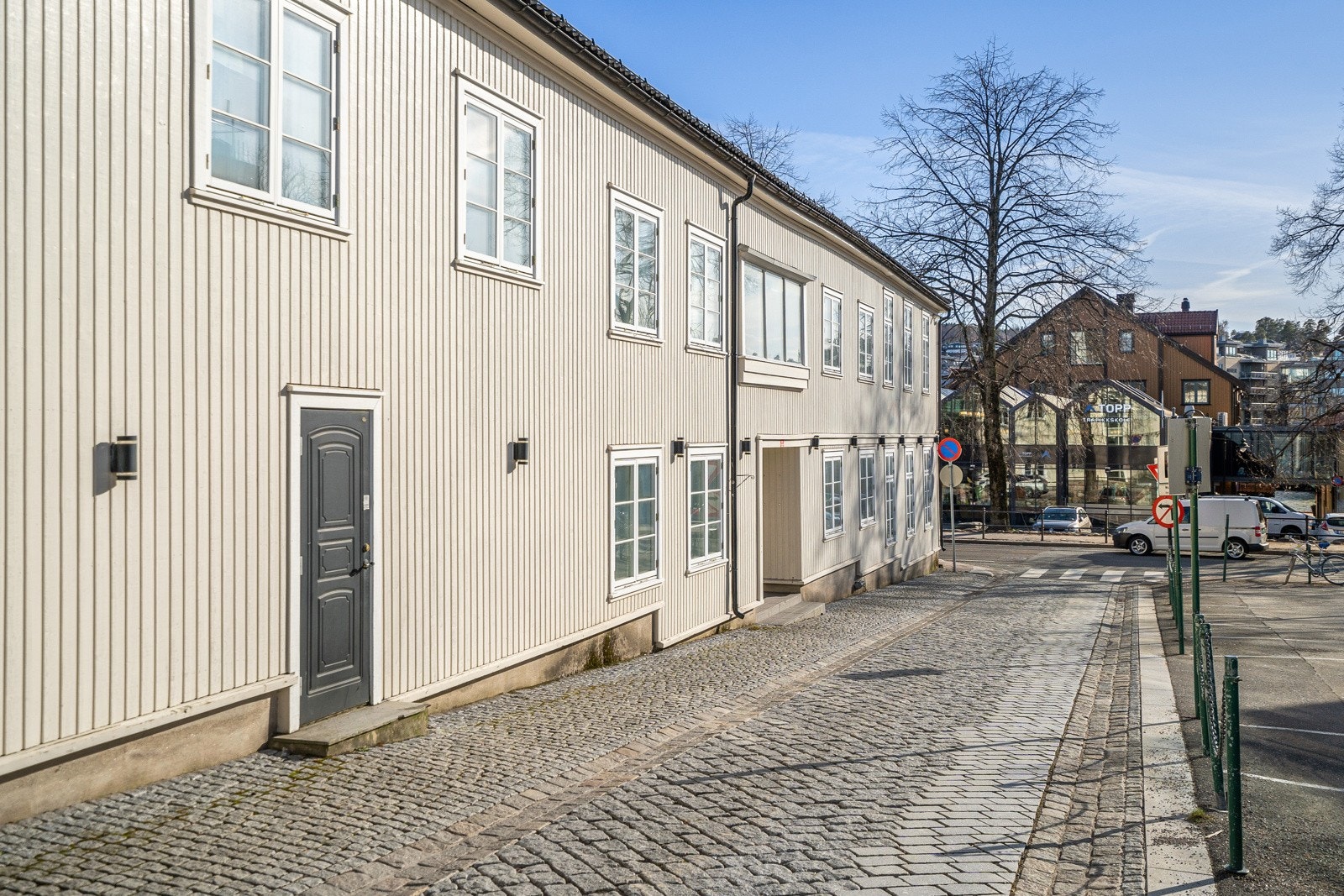 Hele gata har de siste årene vært gjenstand for stor oppgradering. I dag fremstår hele gata som en idyllisk, trang, gammel klassisk bygate med brostein og gamle gatelamper i nydelig smijern. Galleribilde