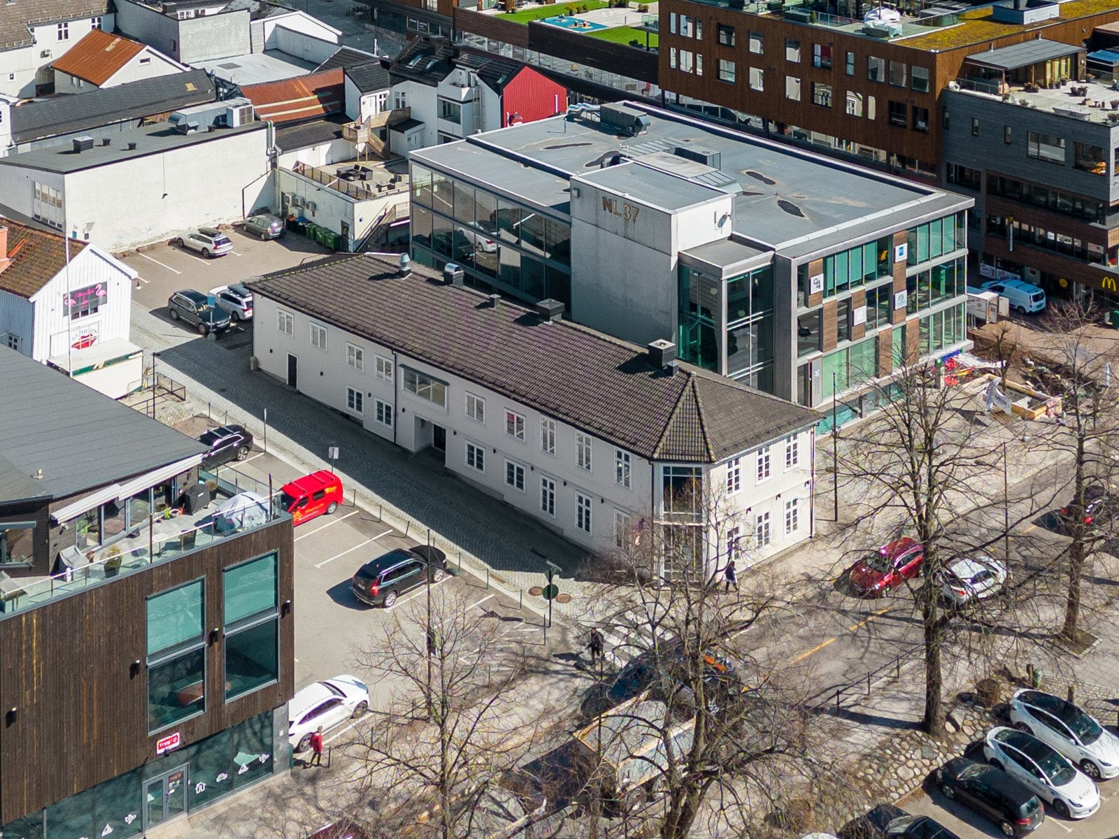 Nedre Langgate 39 i Tønsberg en gammel ærverdig bygård midt i Tønsberg sentrum. Eiendommen ligger inntil en av Norges aller mest attraktive bryggeområde med super eksponering på gateplan Galleribilde