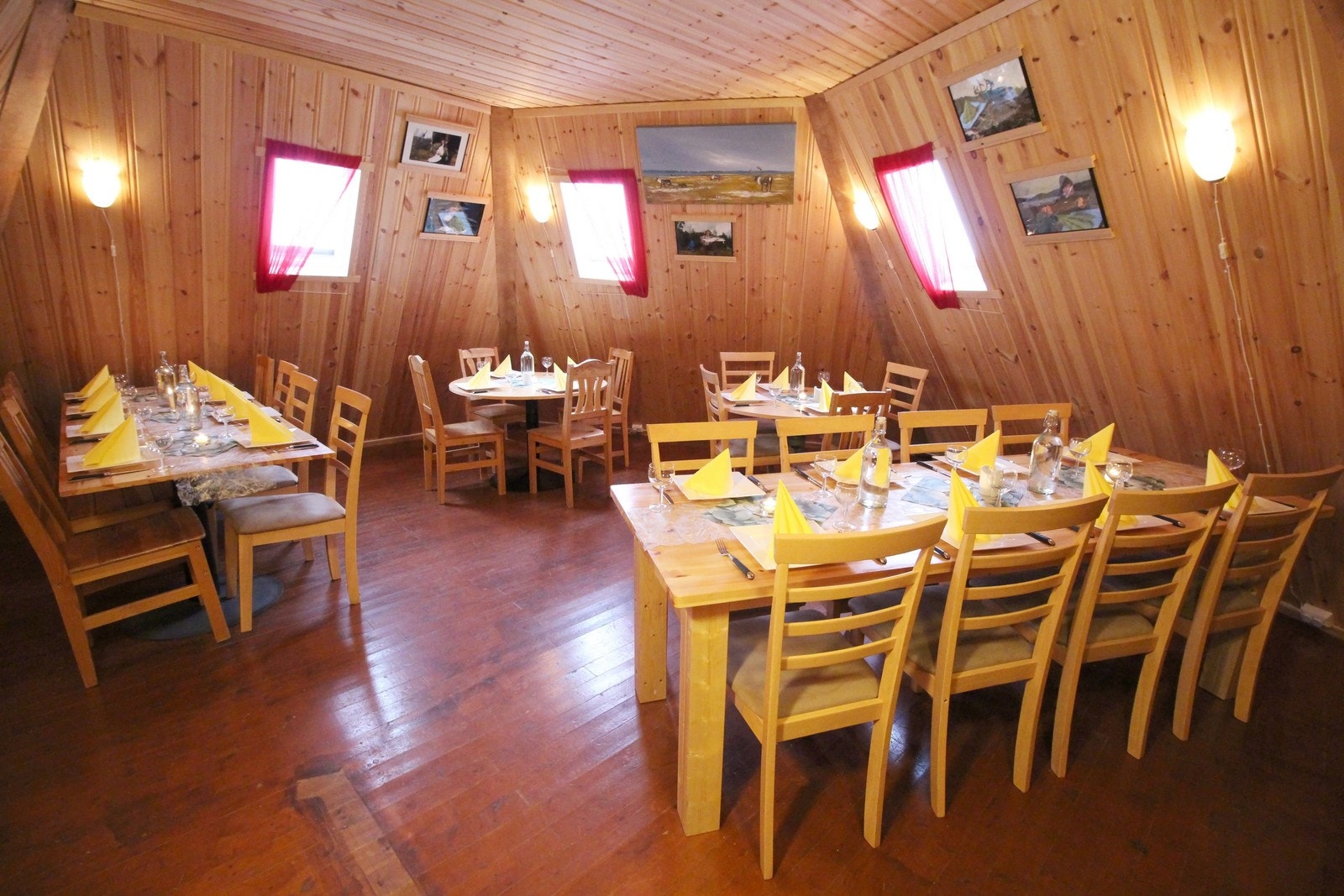 I lavvoen er det bygd opp et flott og stemningsfullt serveringslokale Galleribilde