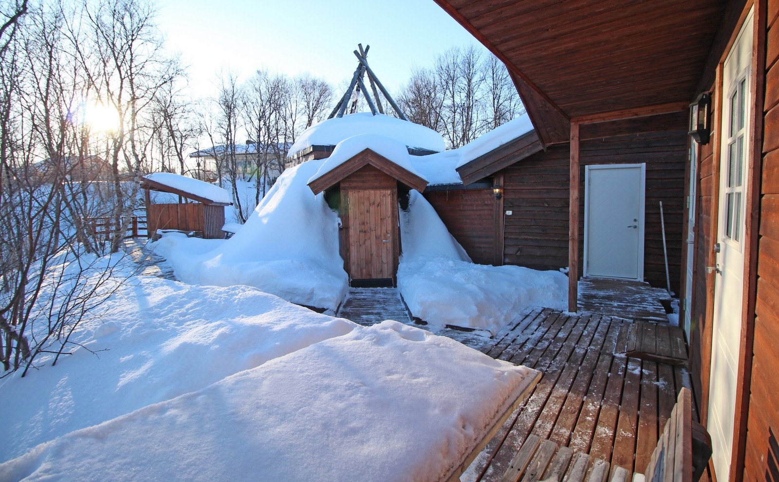Velkommen til denne flotte næringseiendommen i Masjokdalen. Her ser du gapahuk, samt inngang til restaurant og kjøkken. Galleribilde