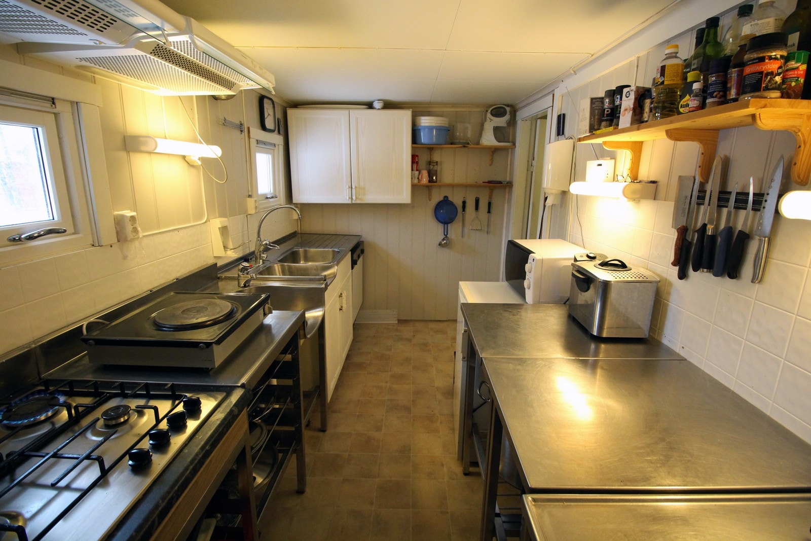 Fint og innholdsrikt kjøkken med gode arbeidsforhold Galleribilde