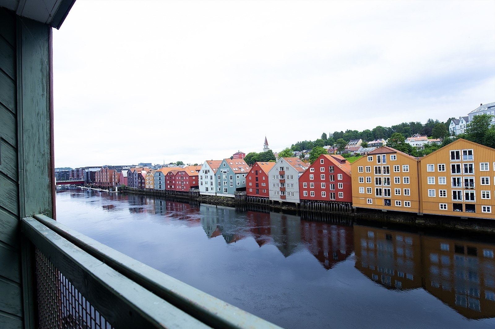 Fantastisk kontorutsikt mot Nidelven og Bakklandet. Galleribilde