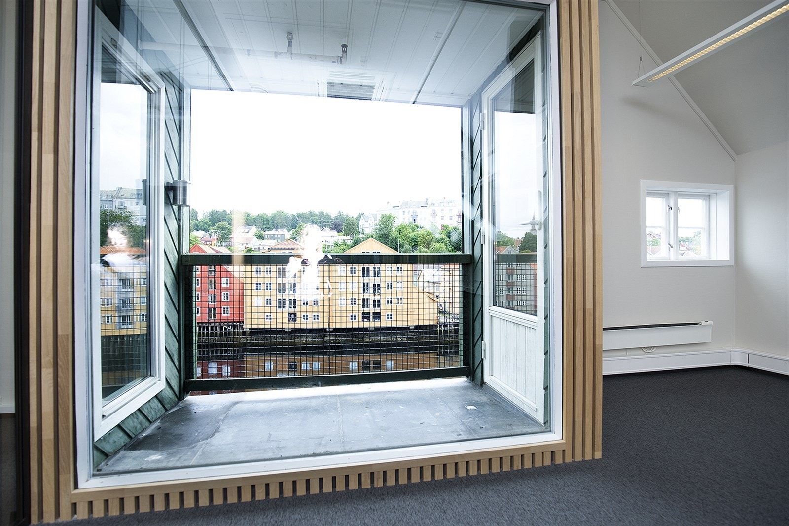 Balkong mot Nidelven og idylliske Bakklandet Galleribilde