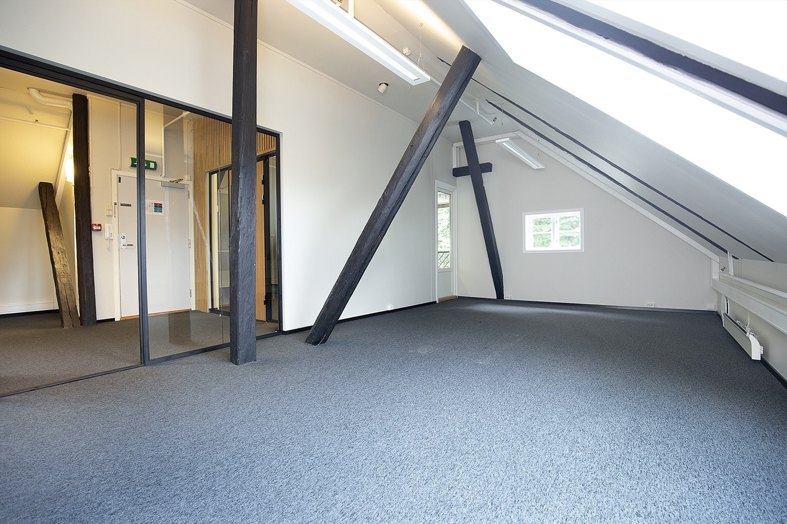 Stort kontor/ resepsjon nært inngangsdør og møterom. Galleribilde