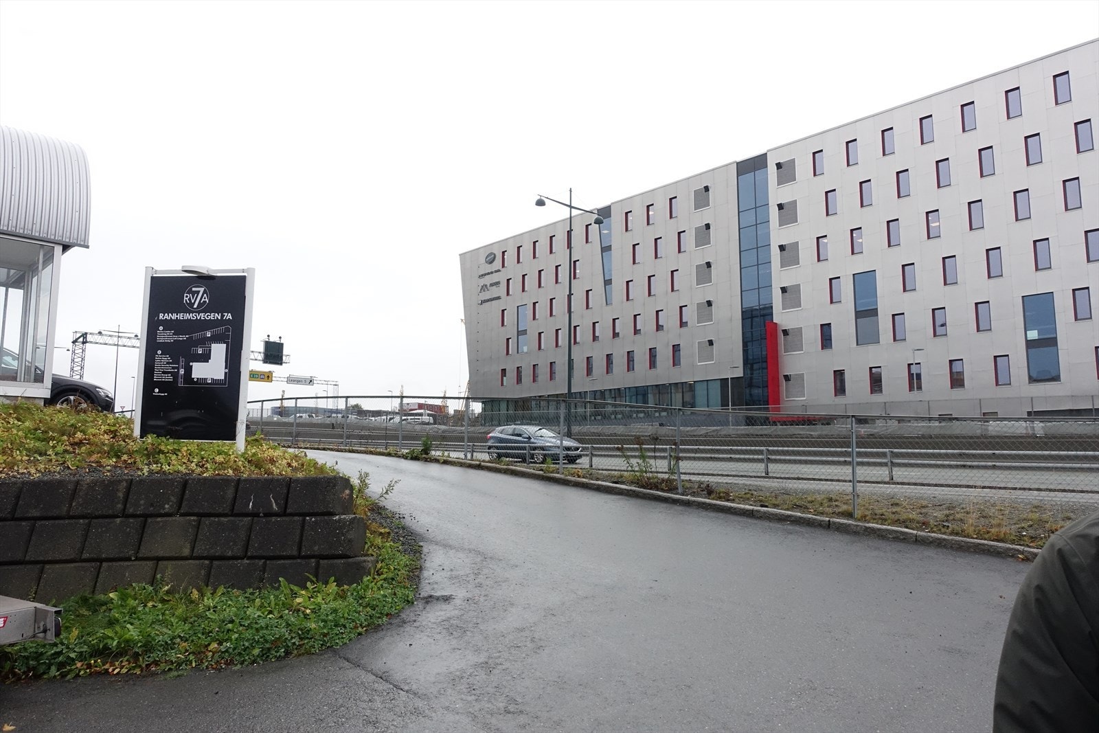 Eiendommen ligger inntil E6. Nytt kontorbygg på andre siden av E6. Galleribilde