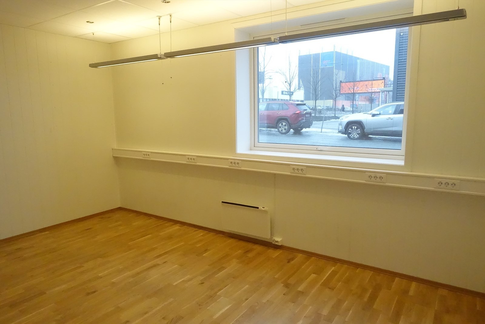 Med inngang direkte fra lageret er det et lagerkontor og et større møterom Galleribilde