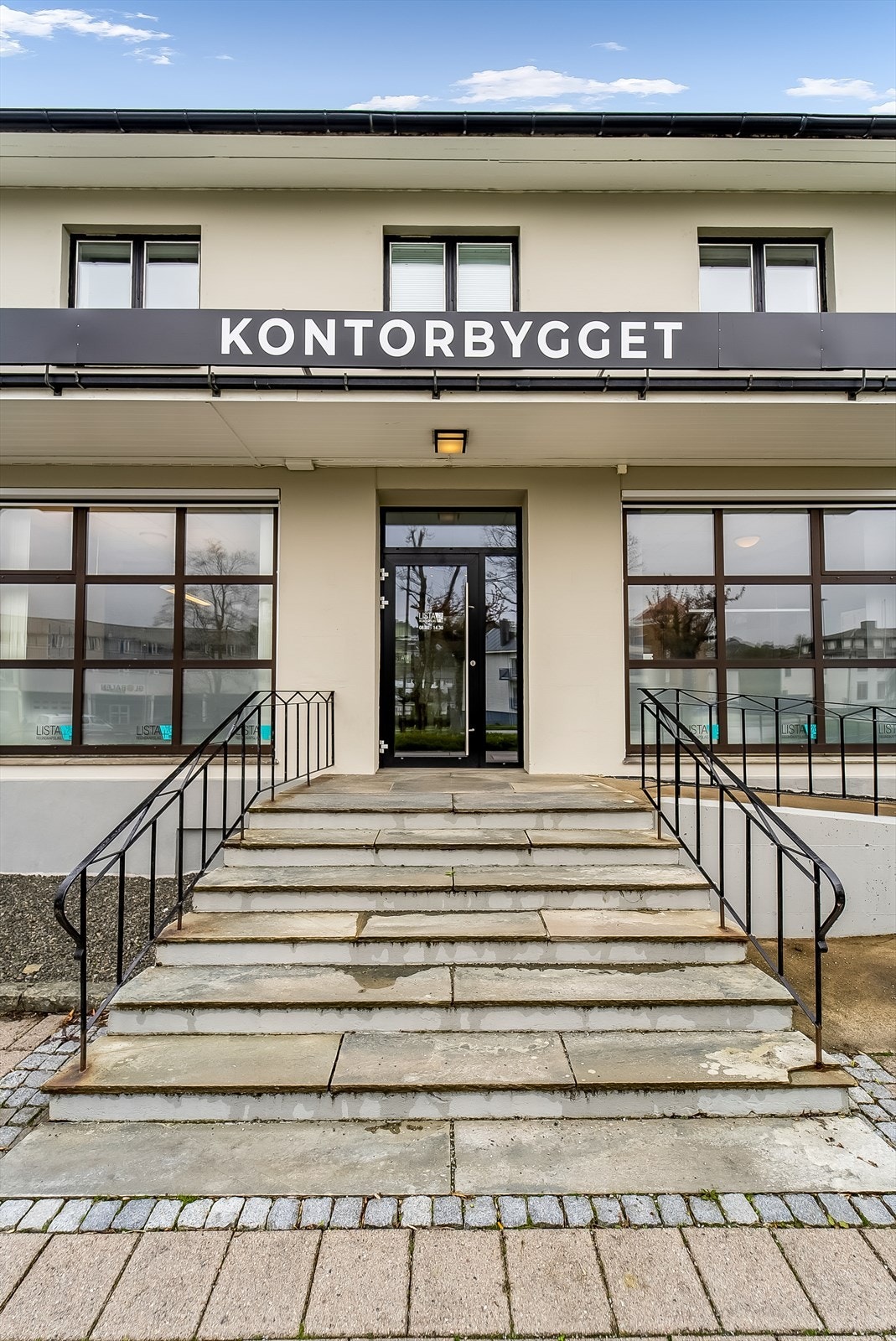 Både trapp og rampe fører inn i kontorbygget. Galleribilde