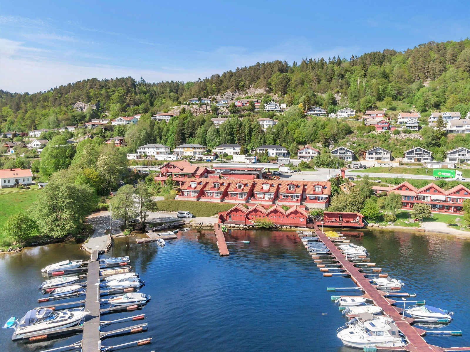 Dronebilde av området. Leilighetsbygget er til høyre i bilde. Galleribilde