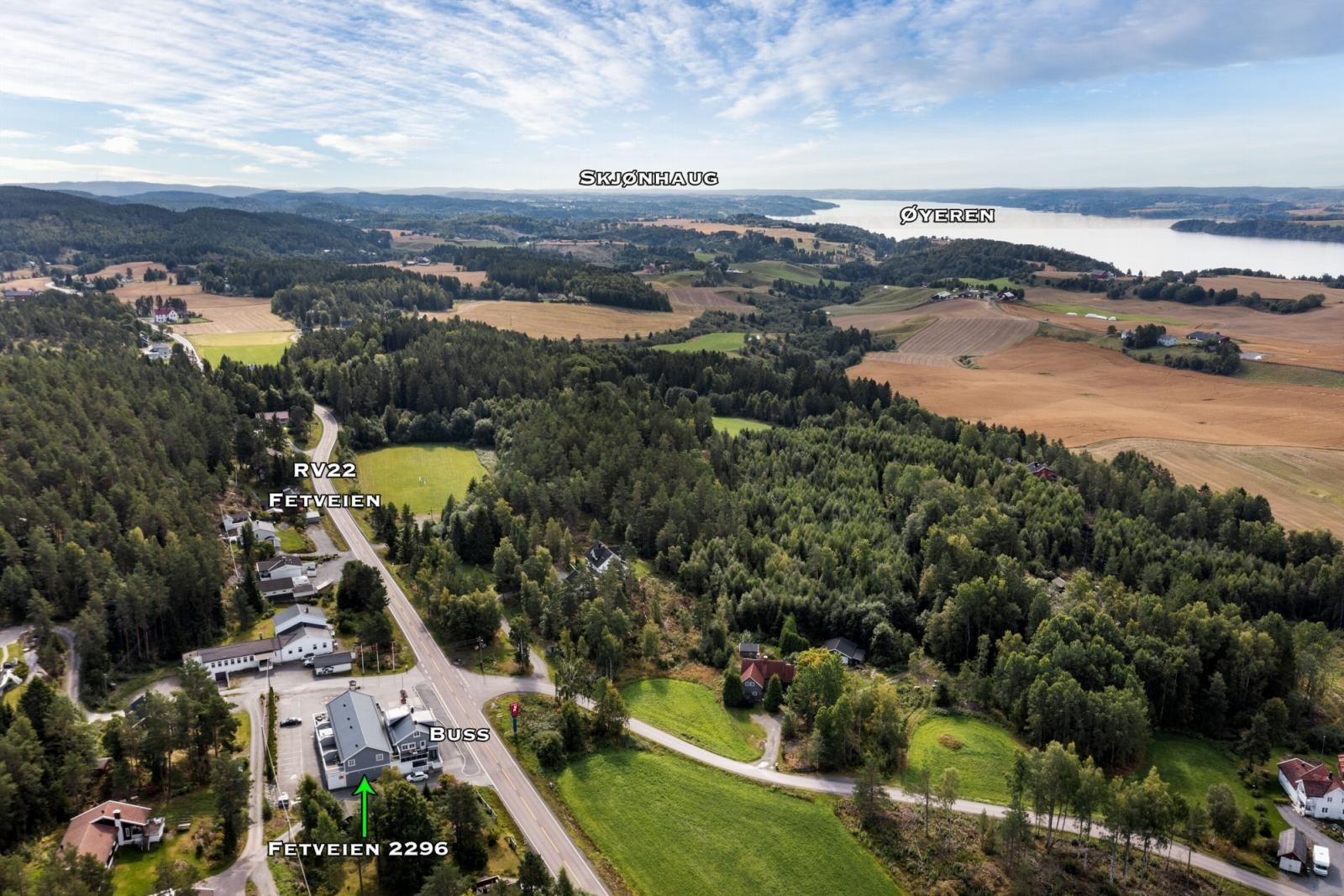 Beliggende langs veien med mye forbigående trafikk, men også omringet av naturlandskap. Galleribilde