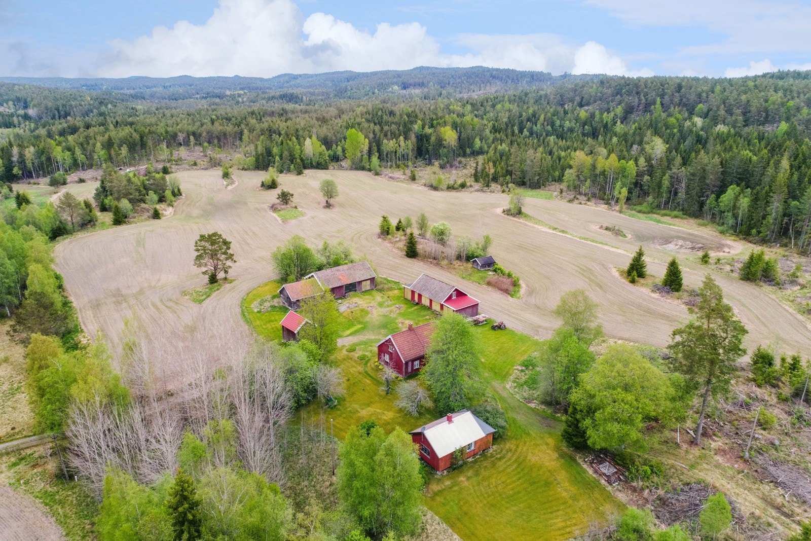 Tunet omkranses av jorder, eng og skog og ligger innerst i gårdsveien Galleribilde