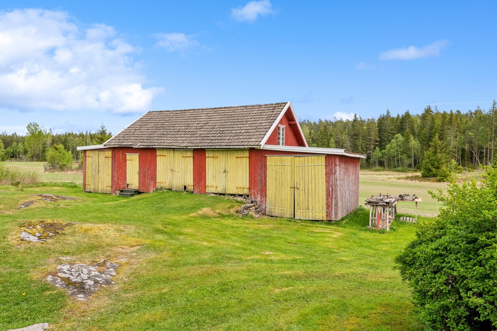 Eiendommen er på totalt 132,8 dekar. Vognskjulet har flere porter. Galleribilde