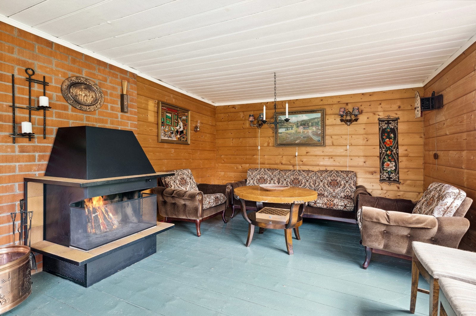 Stuen i kårboligen har peis for ekstra hygge og varme. Galleribilde