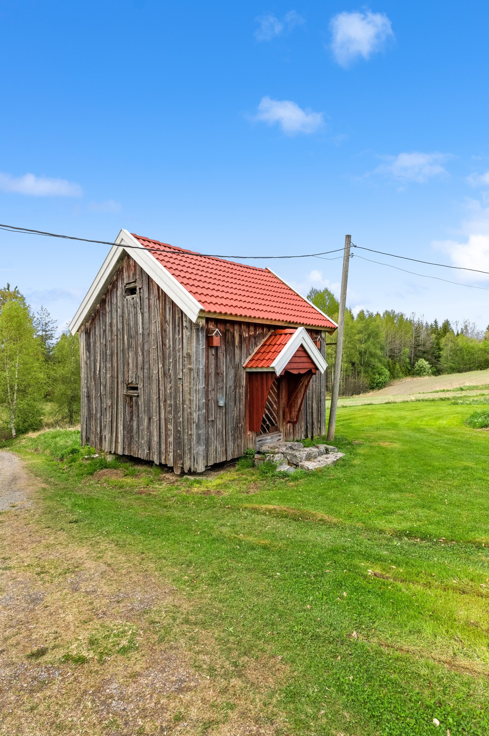 Vest på tunet står et eldre stabbur. Taktekkingen er av nyere dato. Galleribilde