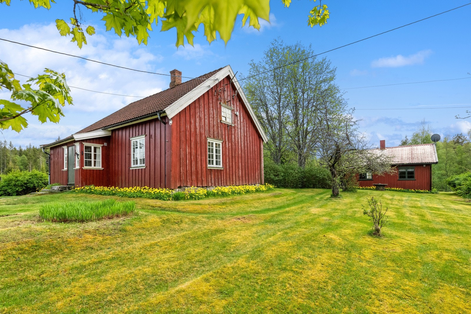 Tomten har rikelig med boltreplass for liten og stor. Bygningsmassen vitner om svunnen tid. Galleribilde