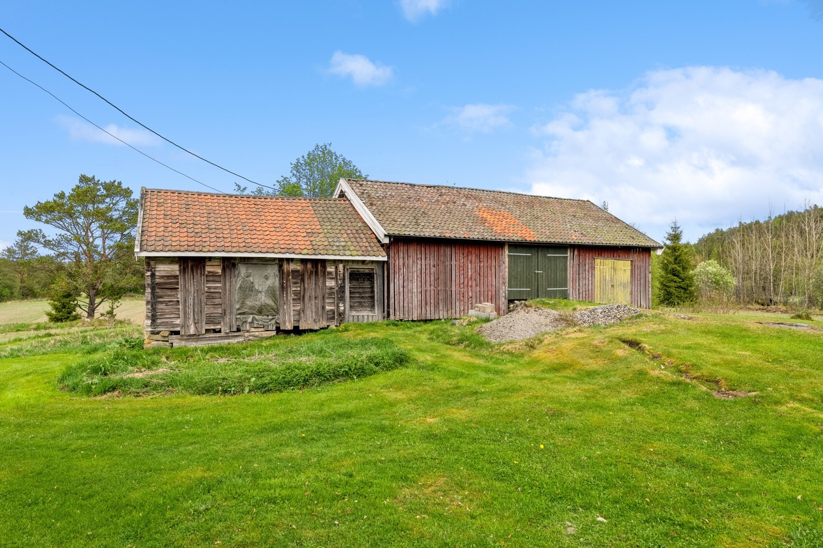 Det er to uthus og en låve på tunet. Alle bygningene har en eldre standard. Låven var opprinnelig en tømmerlåve, fjøs og stall Galleribilde