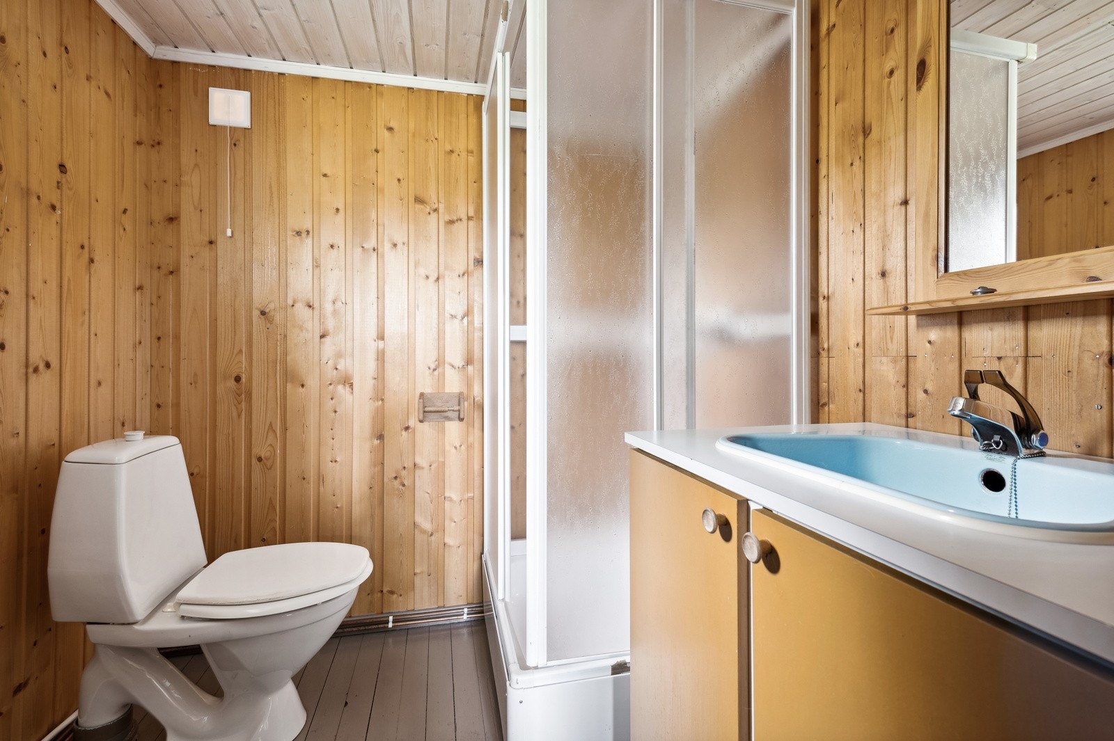 Badet i kårboligen har dusjkabinett og toalett. Galleribilde