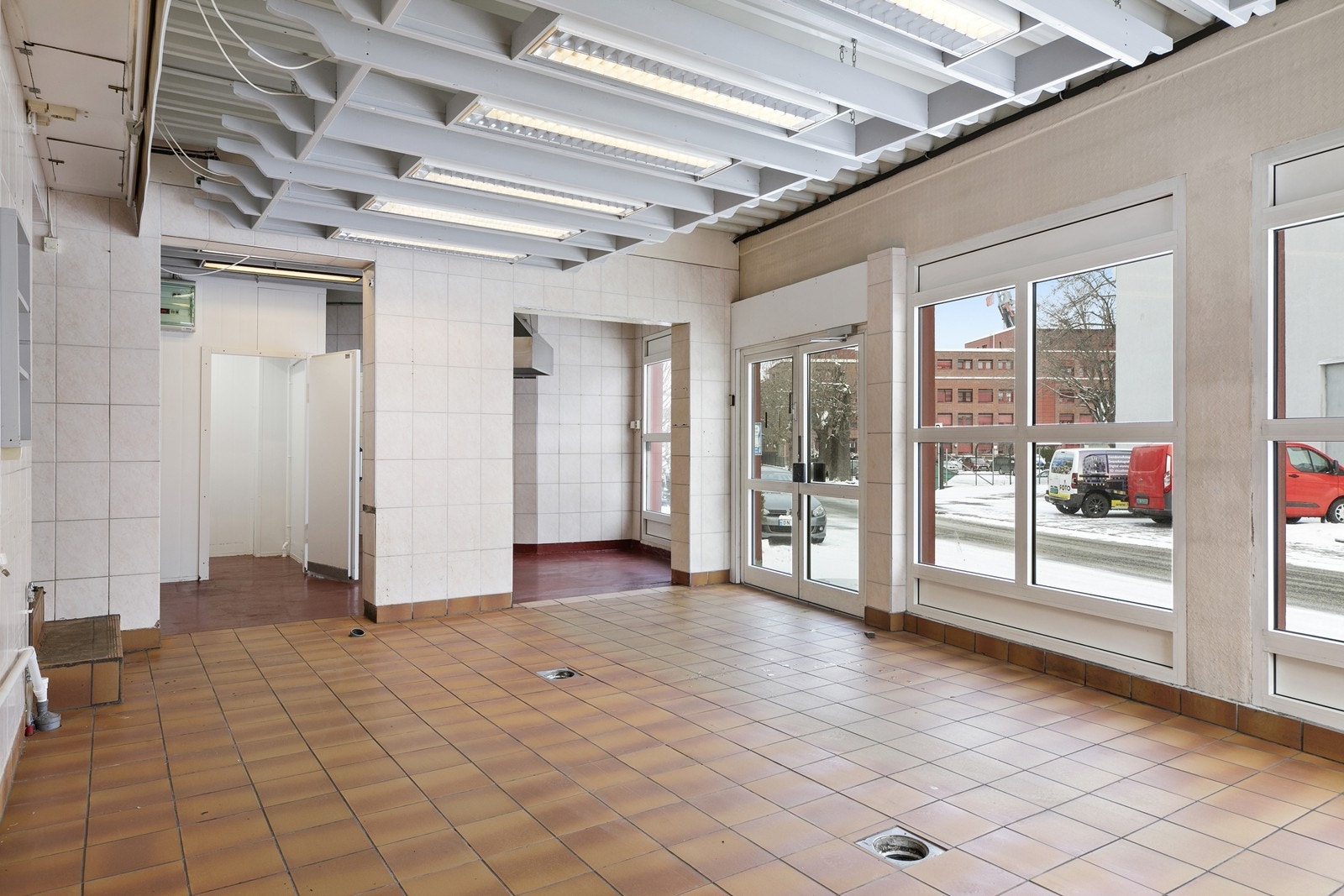 Butikk/utsalgslokalene ligger med glassfront mot Værftsgata og har til dels flislagt gulv, fliser på vegger og rikelig med belysning. Galleribilde