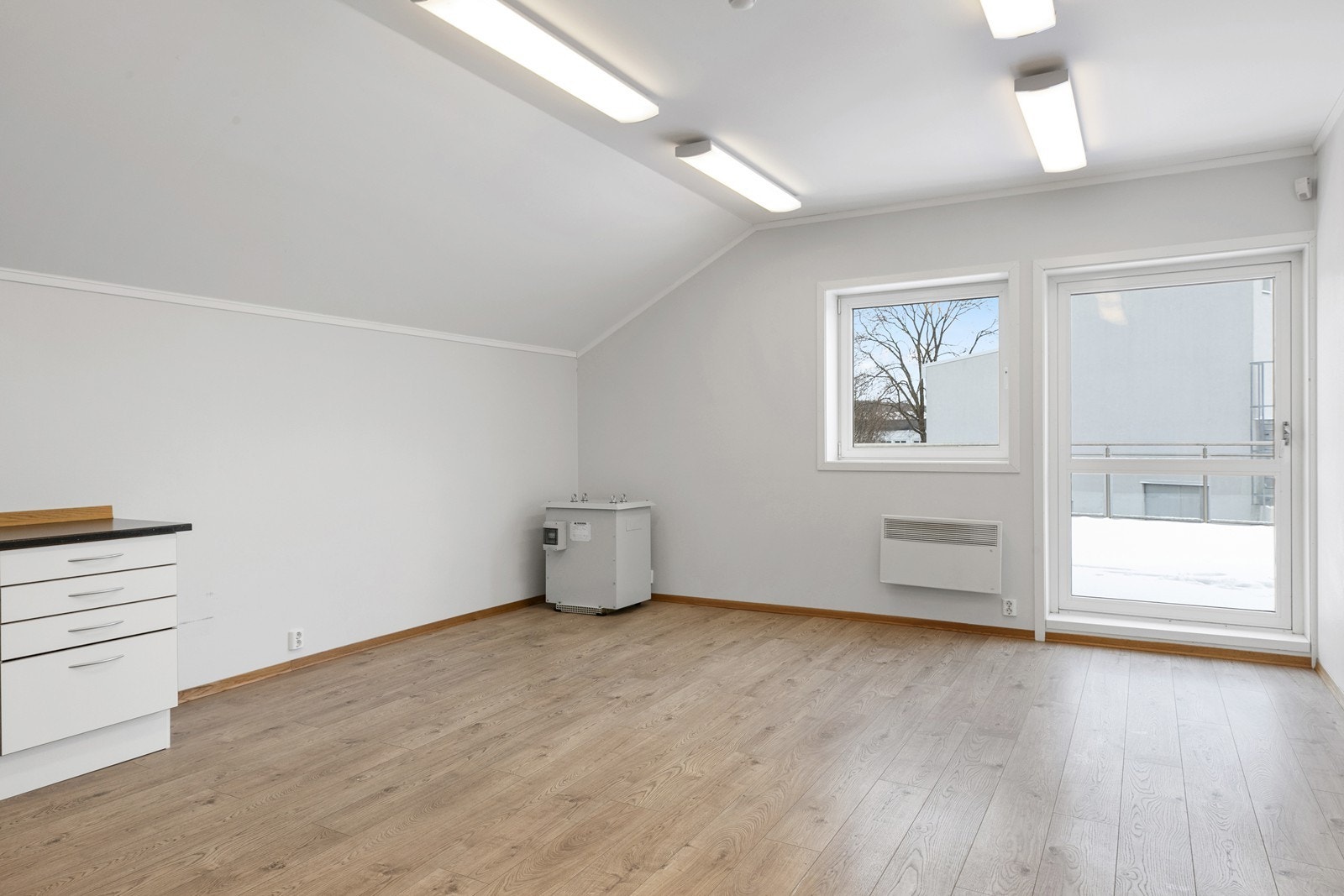 Denne etasjen holder god standard med lyse slette vegger, som lysmalt himling. Utgang til uteplass. Galleribilde