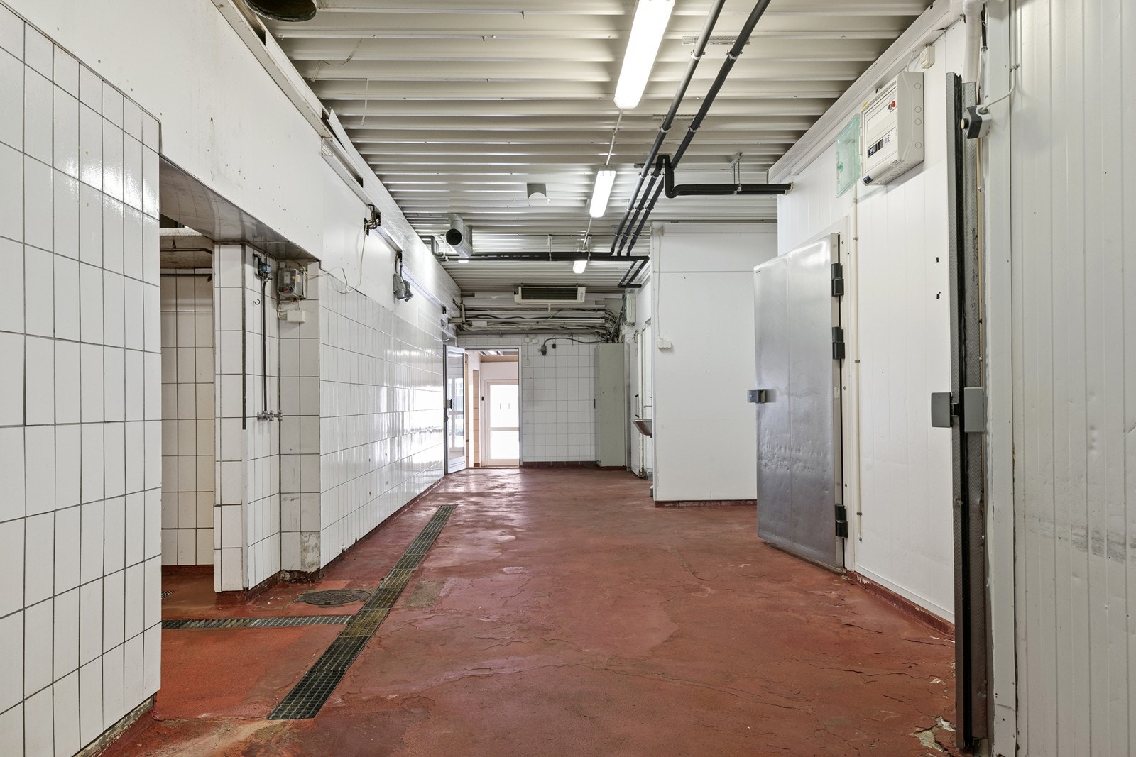 Gulvene i produksjonsavdelingen er i stor grad dekket med epoxy el.lignende. Galleribilde