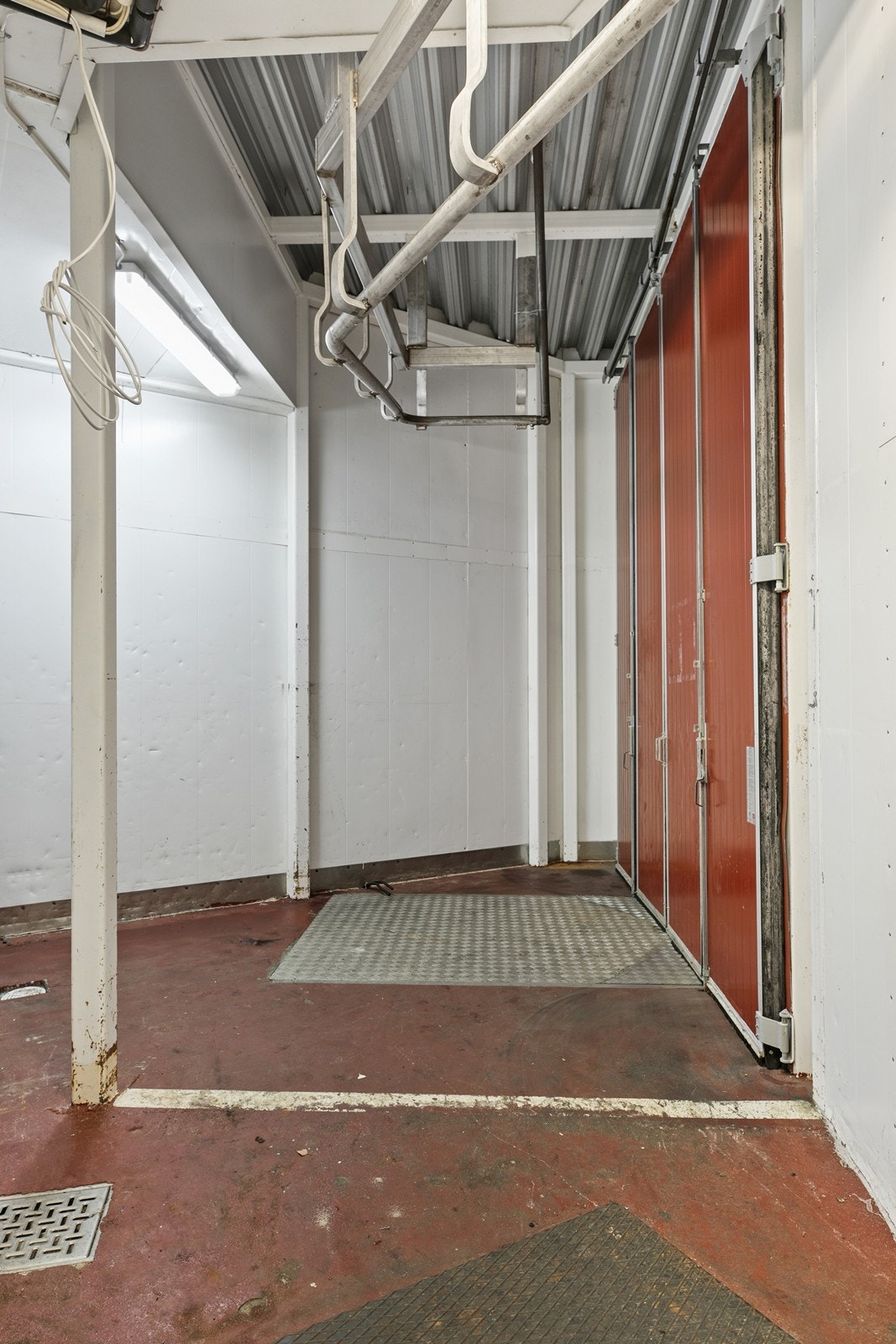 Egen lastedør med rampe for enkel tilkjøring av varer. Galleribilde