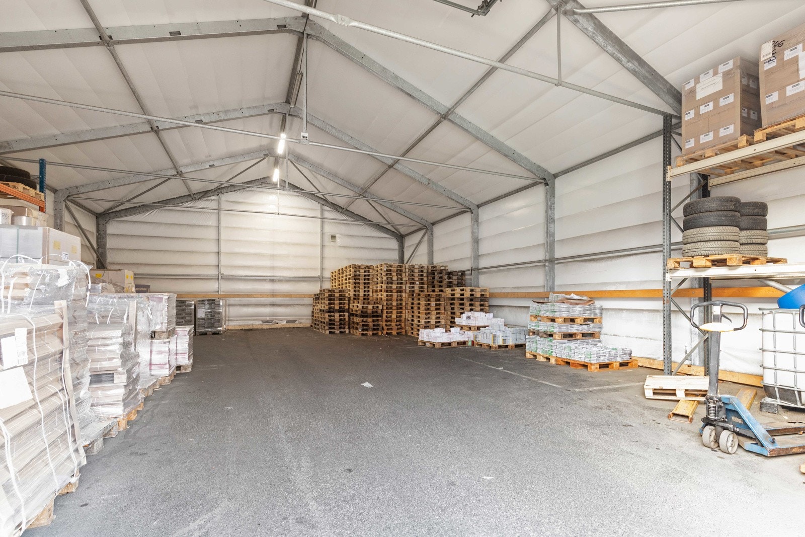 Plasthall. Galleribilde