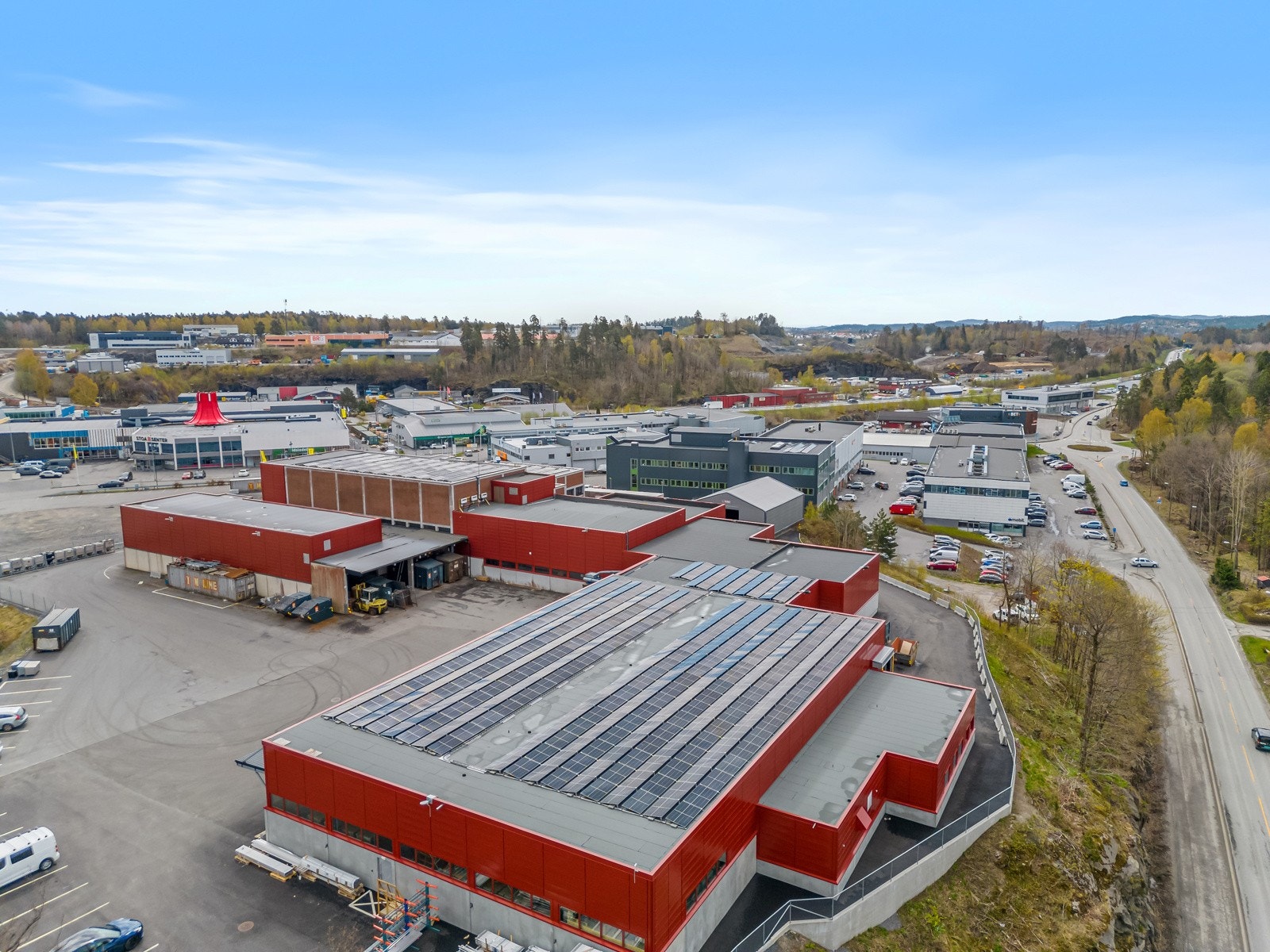 Stor eiendom på rundt 15 mål. Populært næringsområde på Stoa. Galleribilde