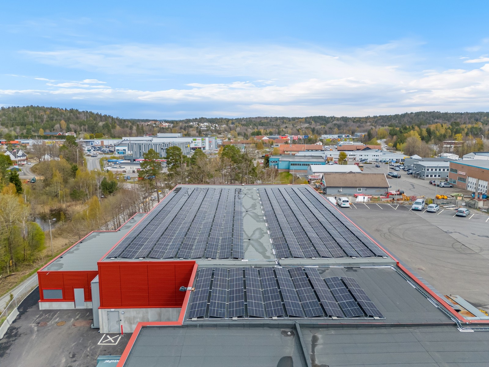 Det er nylig innstallert solcellepanel på takene. Galleribilde