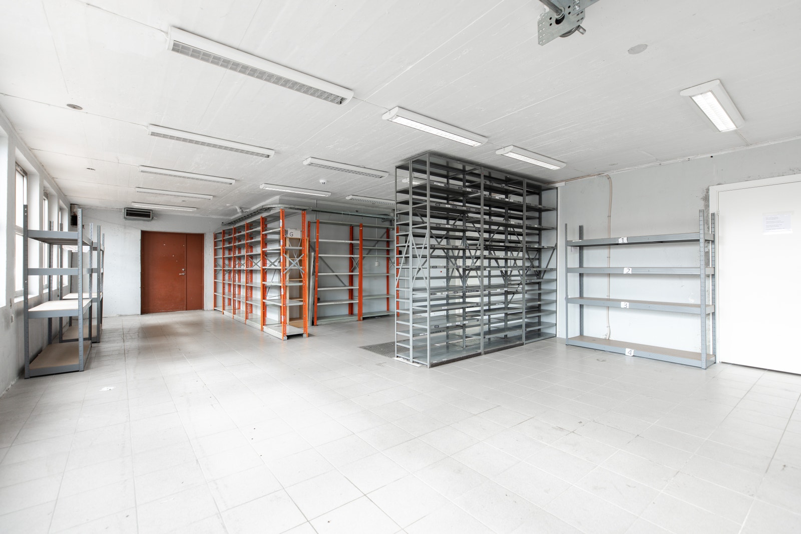 Romslig lager Galleribilde