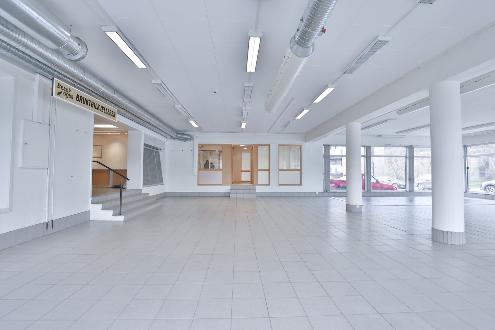 Salgslokaler med utsikt mot kontorer Galleribilde