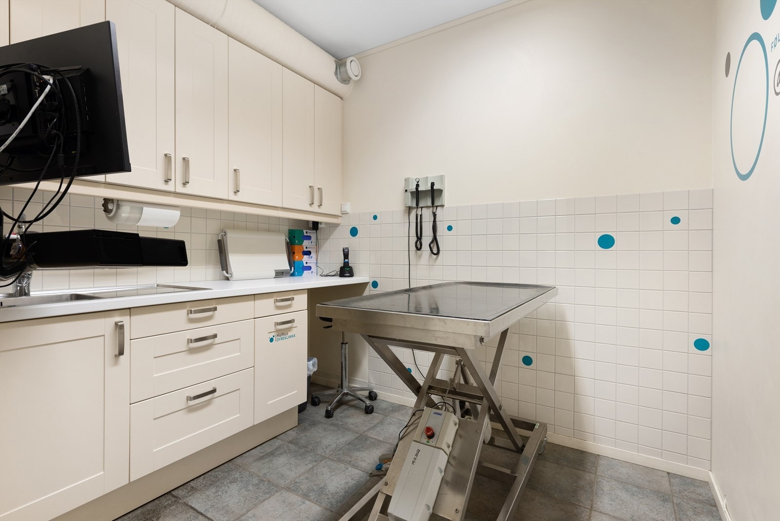 Flere av behandlingsrommene har lys skapinnredning og arbeidsbenker. Galleribilde