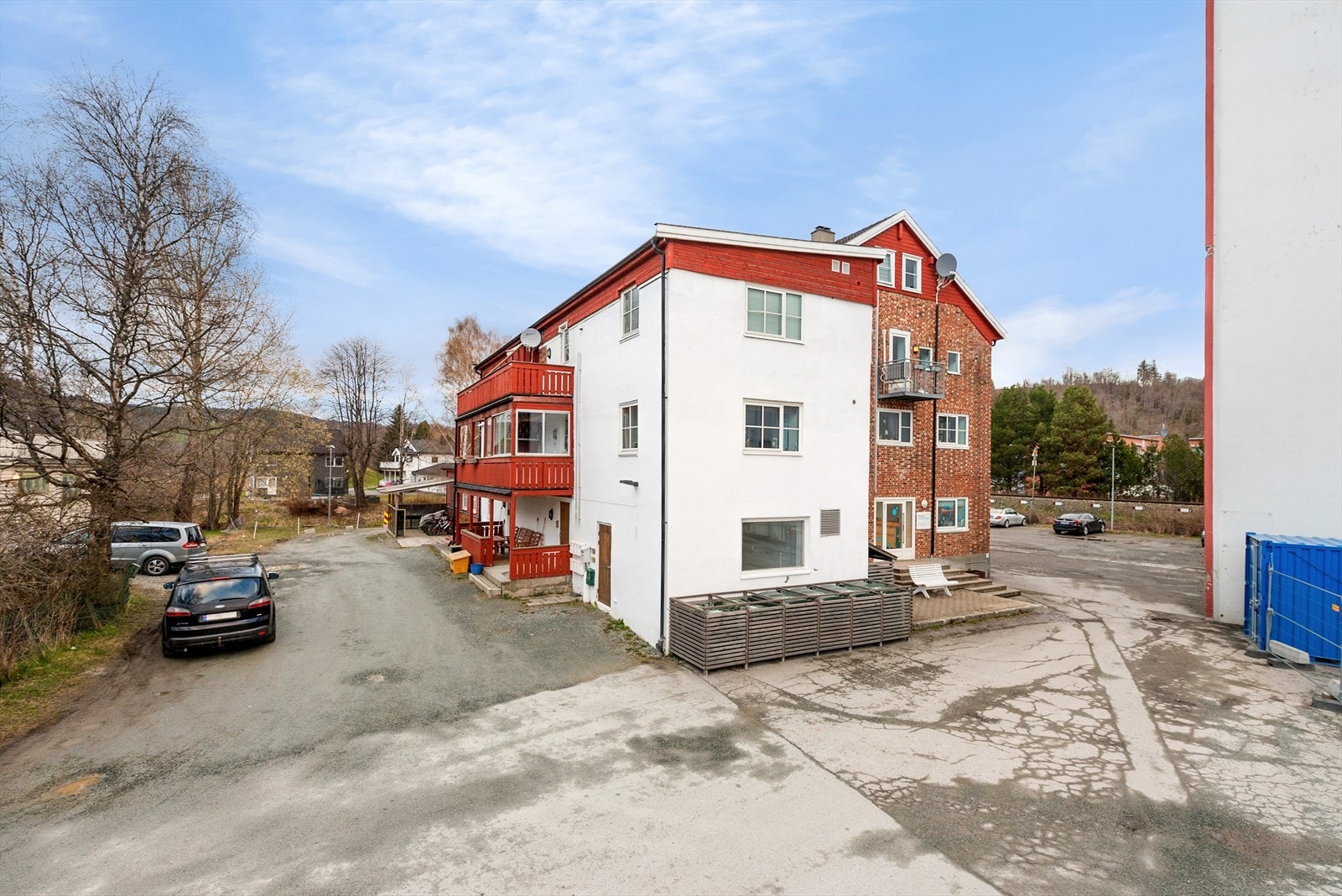 Det er gode parkeringsmuligheter for kunder på asfaltert gårdsplass langs bygget. Galleribilde
