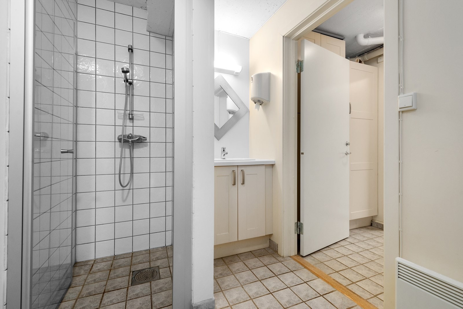 Næringslokalet har eget bad fra 2005 med dusjnisje. Galleribilde