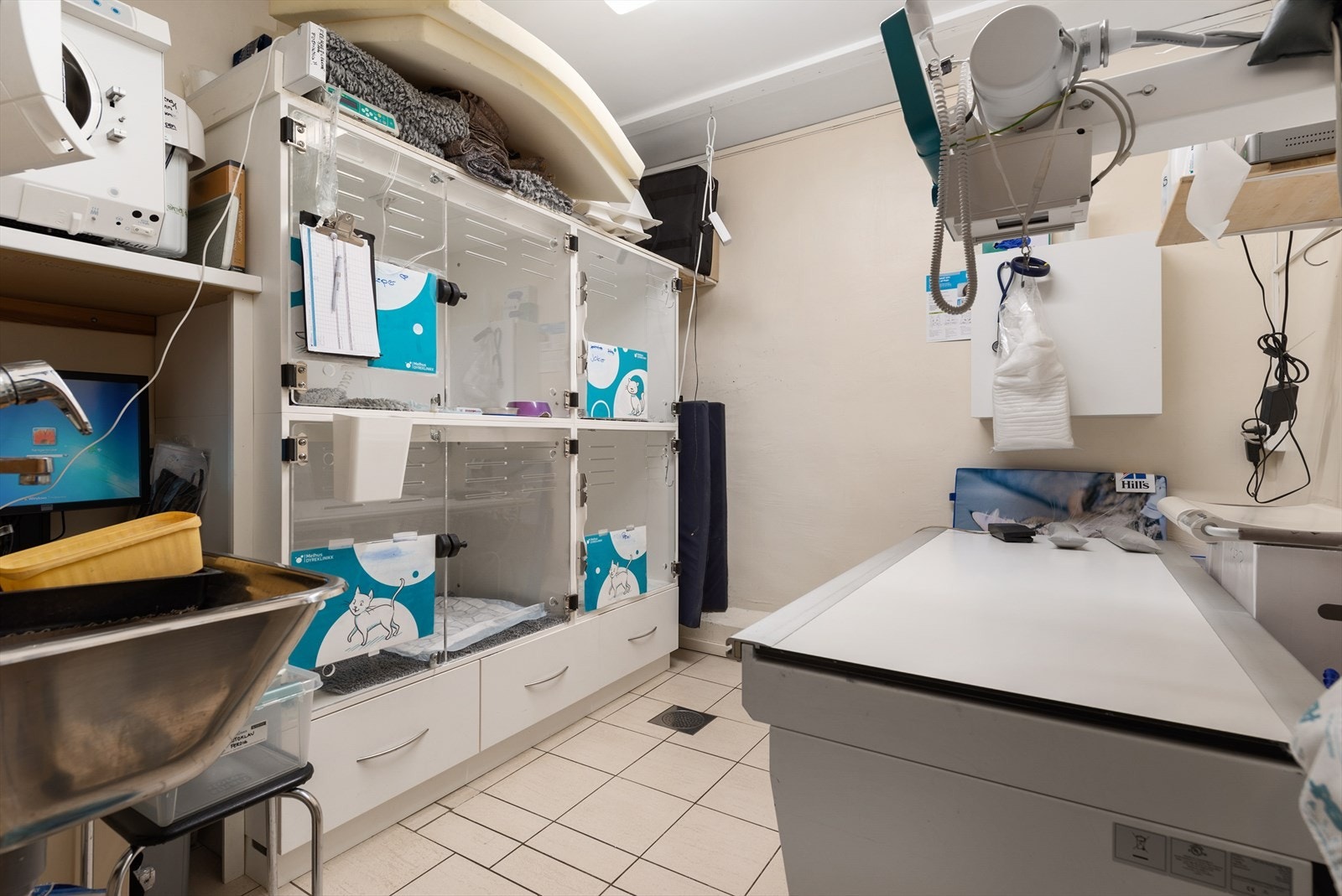 Lokalet har eget rom på 8,5 kvm som er innredet til laboratorium. Galleribilde