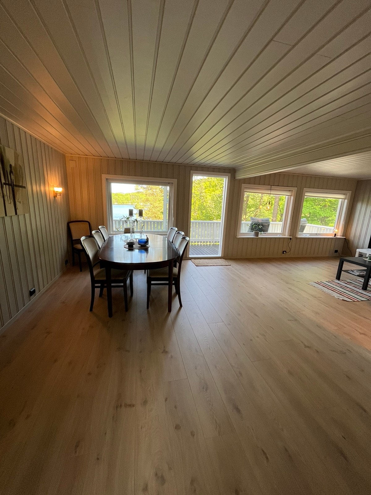 Stue/spisestue - utgang mot sjøen Galleribilde