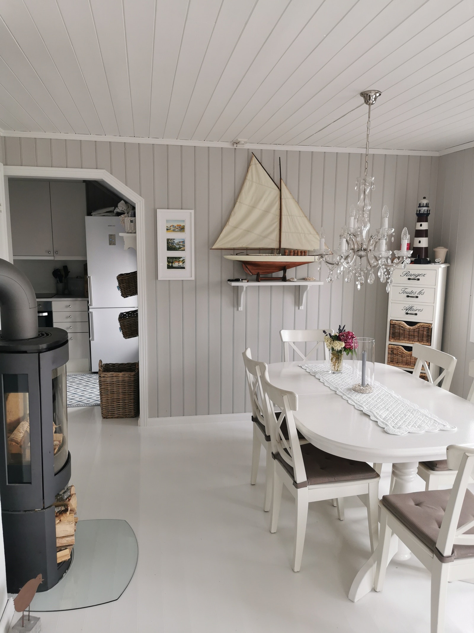 Spisestue med peisovn Galleribilde