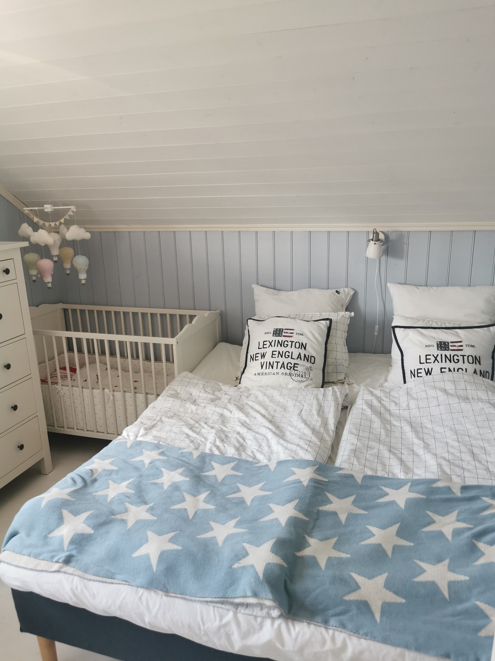 Soverom med barneseng og kommode Galleribilde