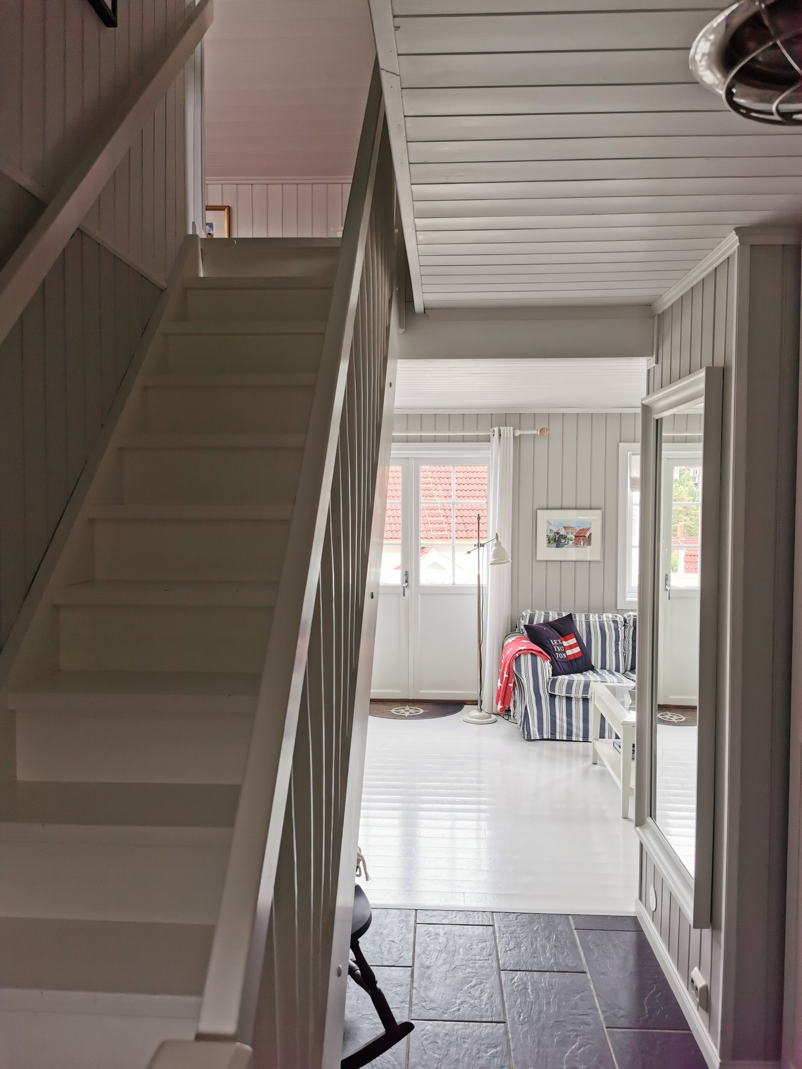 Gang med trapp til 2 etg. Det er barnegrind på toppen. Galleribilde