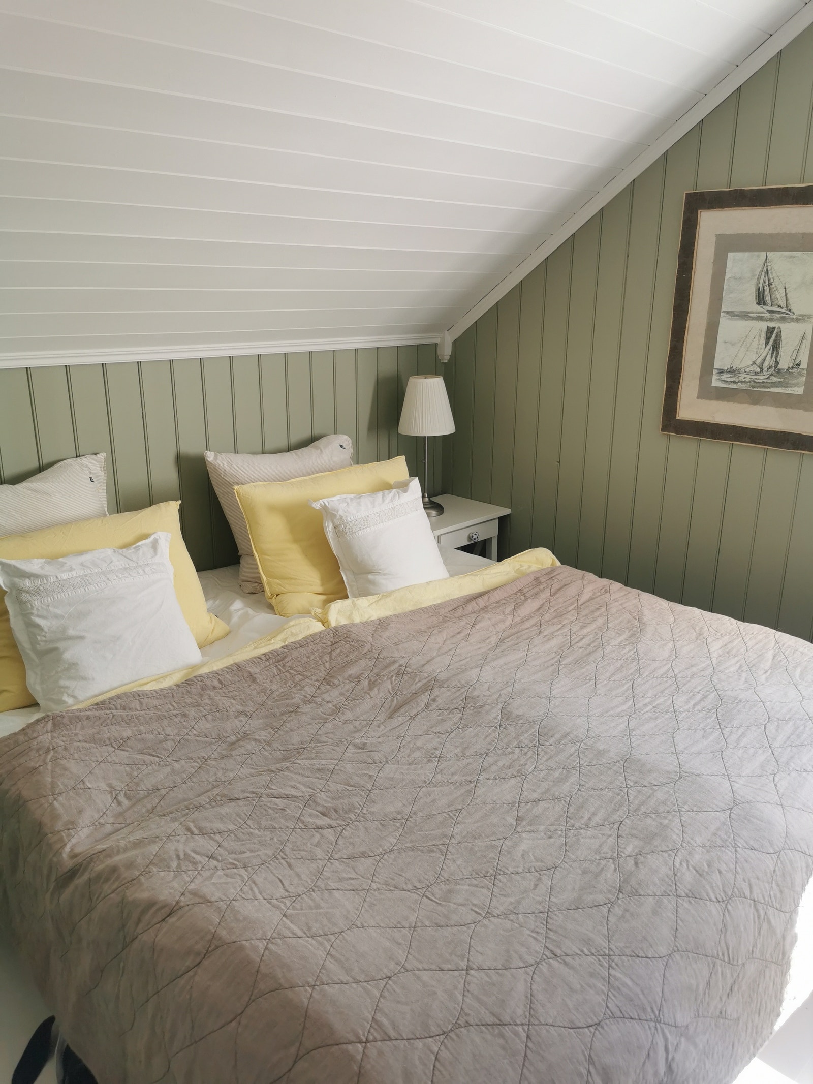 Soverom med kommode Galleribilde