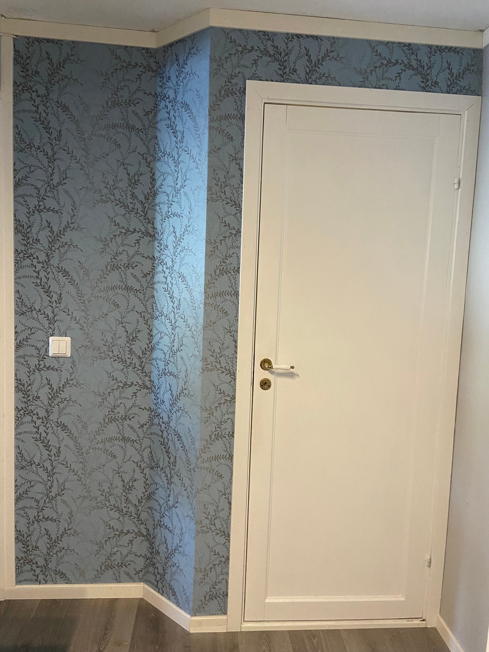 Veggen mellom kjøkkenet og badet er tapetsert etter at de andre bildene ble tatt Galleribilde