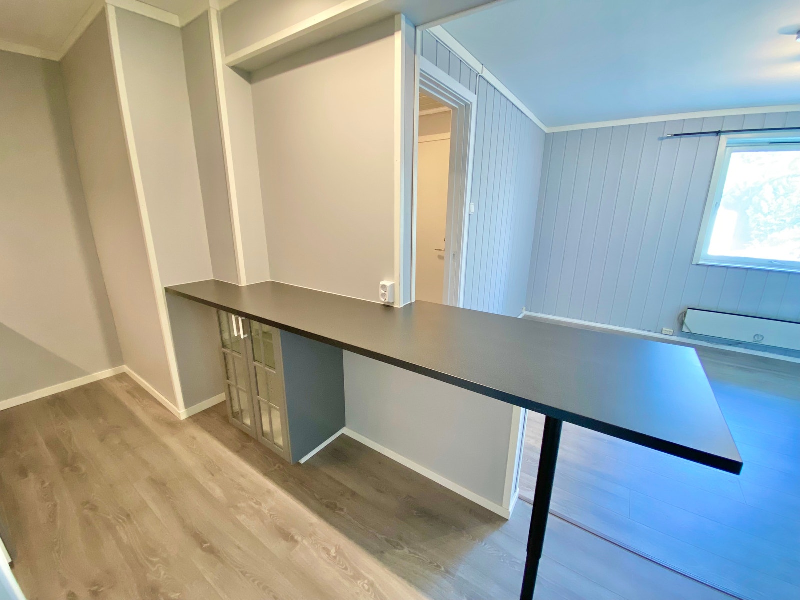 Kjøkkenbenk med spise-/arbeidsplass. 2 barkrakker (ikke på bildet) følger leiligheten Galleribilde