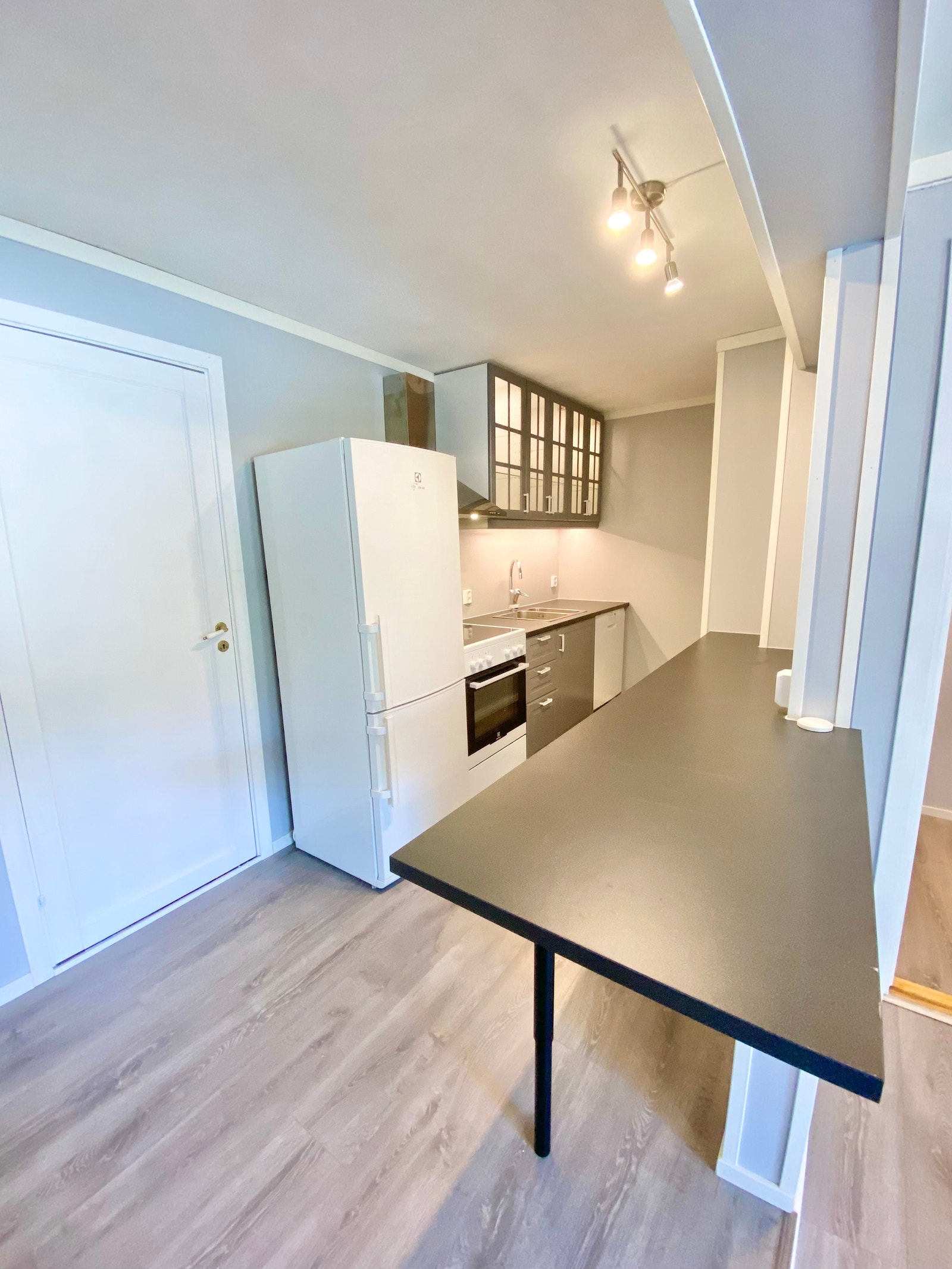 Kjøkken med hvitevarer Galleribilde