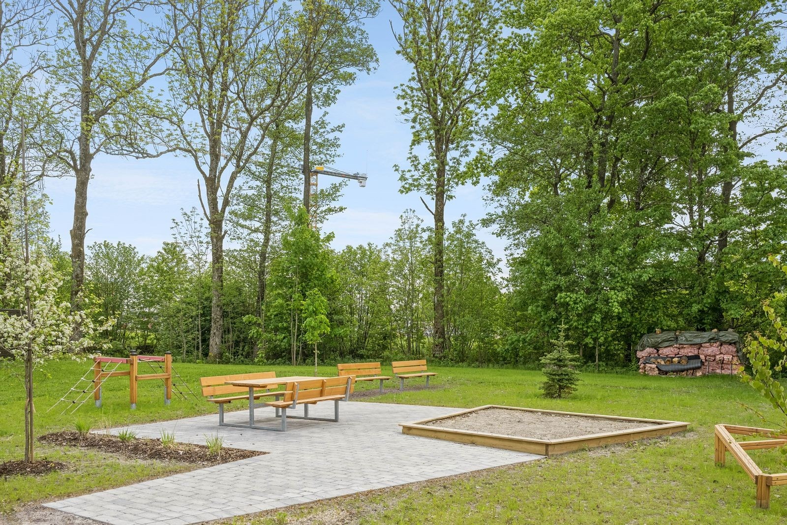 Lekeplass for de minste med sitteplass til de litt eldre. Galleribilde