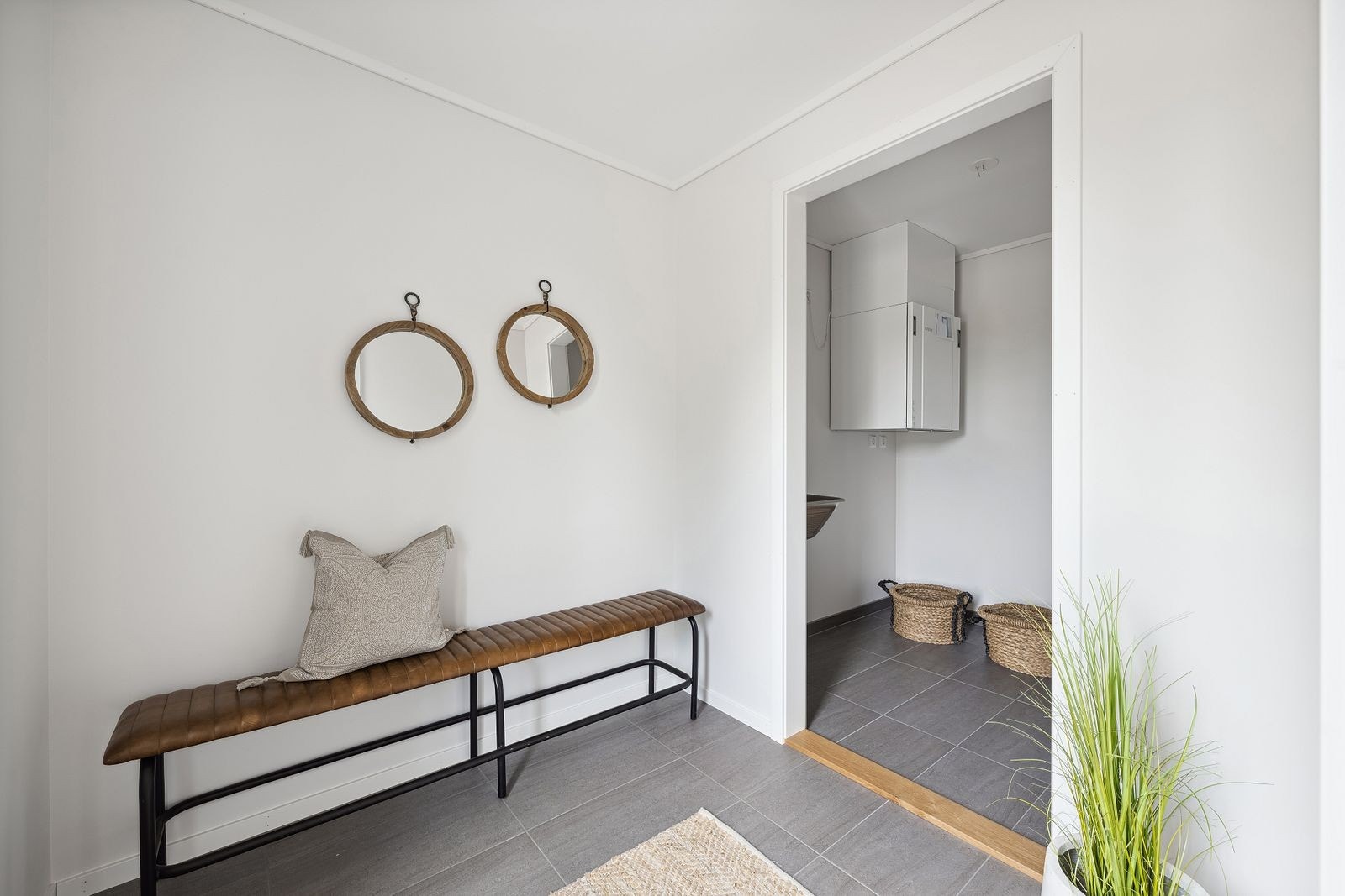 Garderoberom og vaskerom med skyvedør fra entre Galleribilde