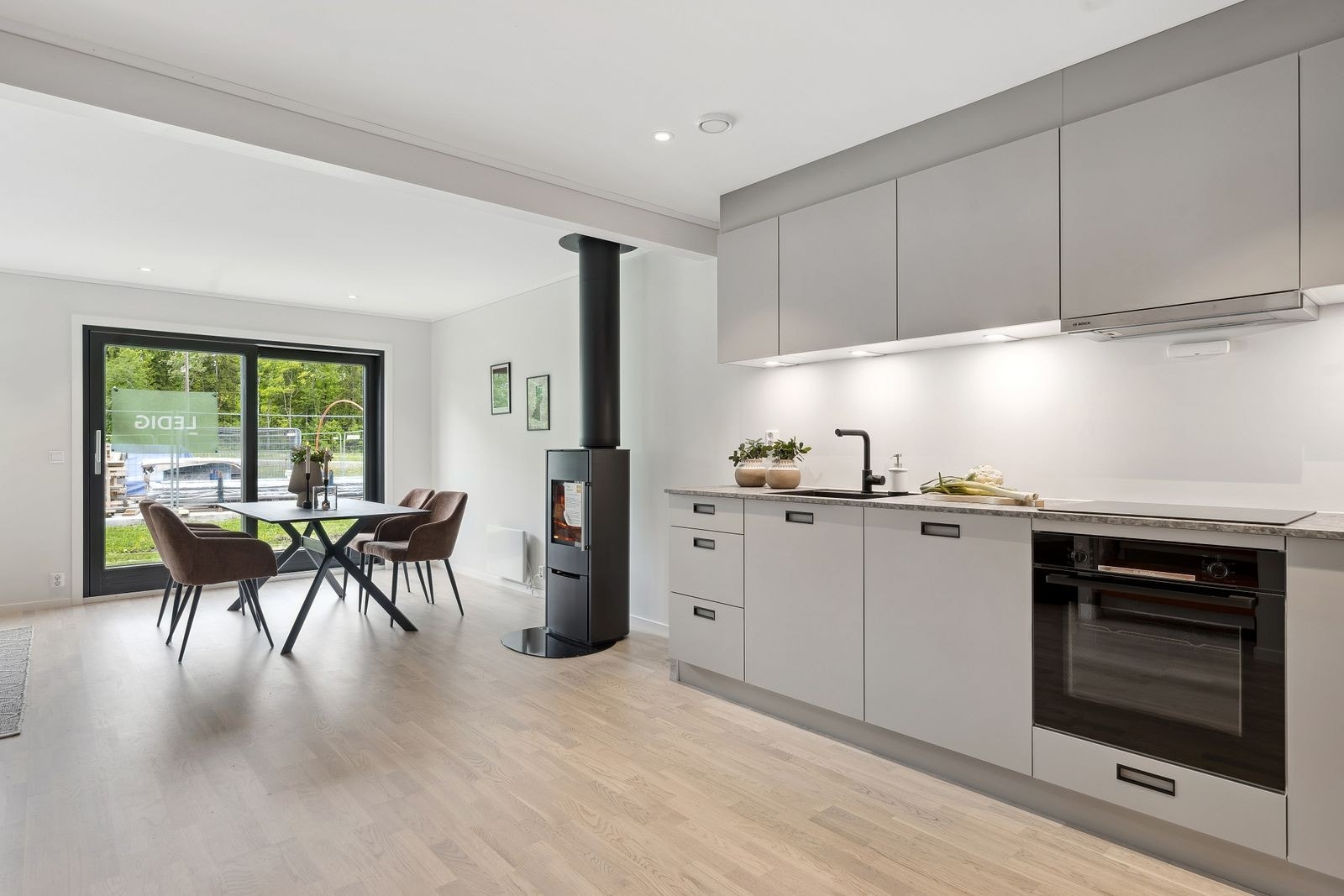 Delikat kjøkken med hvitevarer fra hhv KVIK og Bosh Galleribilde