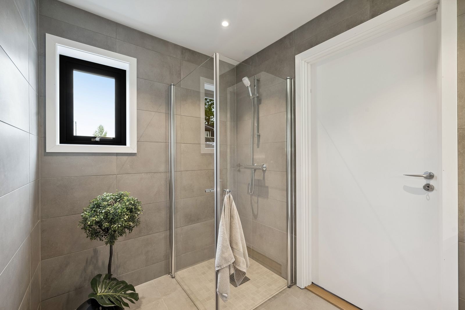 Bad i 1. etg med lekre fliser Galleribilde