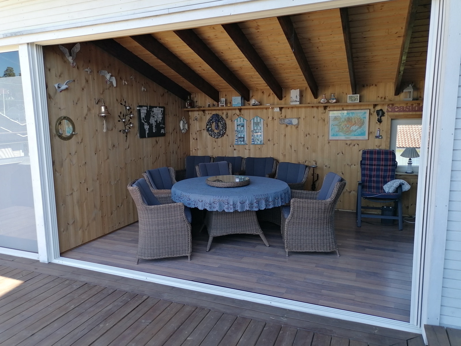 Utestue med mange sitteplasser Galleribilde